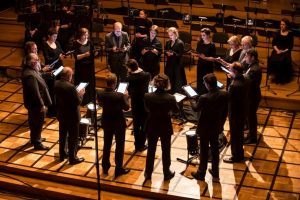 پـوشش مناسب روی صحنه