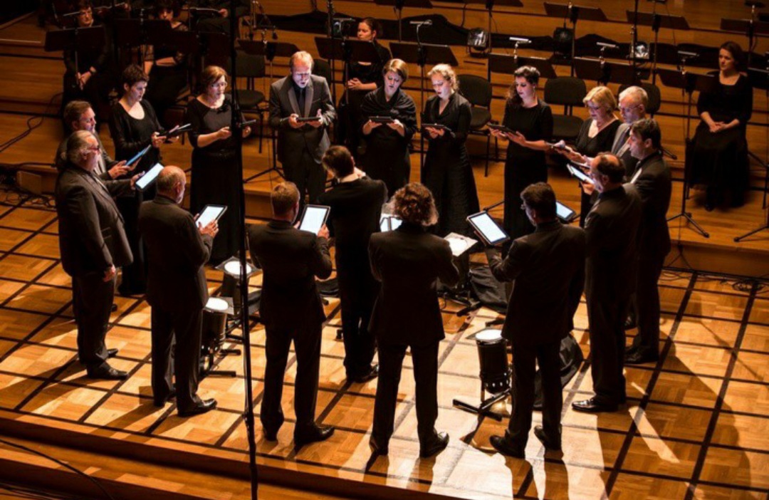 تاثیر نوشیدن آب برای تقویت صدا